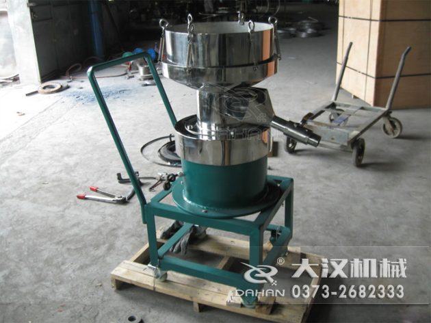 特殊制作的涂料振動篩 特殊制作的涂料振動篩-加裝小推車裝置,方便設備的移動。